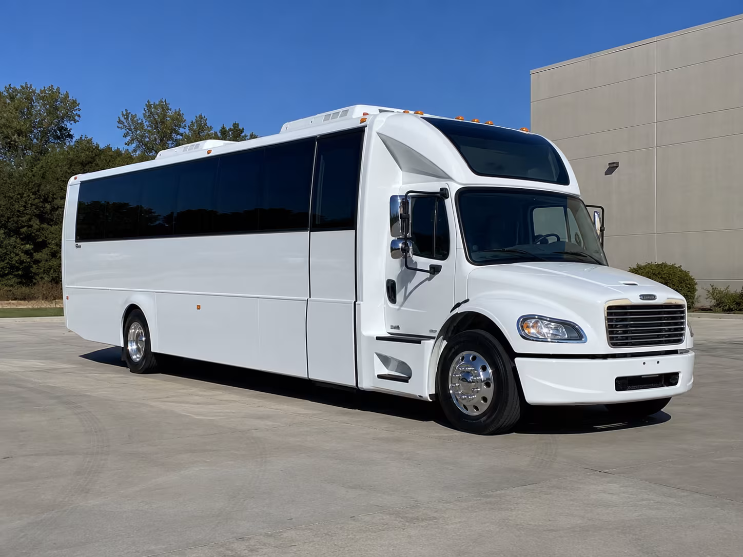 lakewood 28 passenger party bus